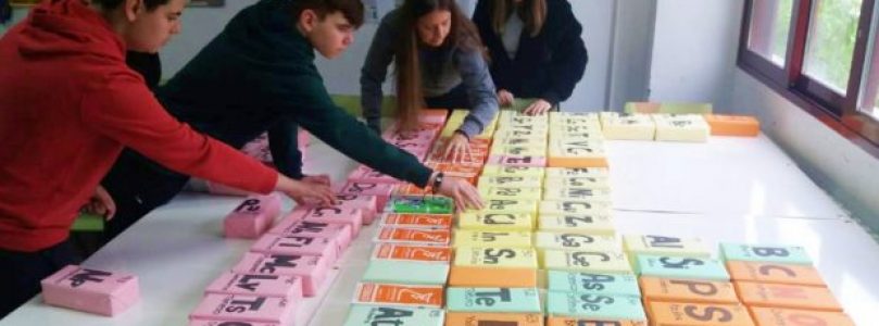 Estudiantes de Albacete rinden tributo con una ‘performance’ a la tabla periódica de los elementos
