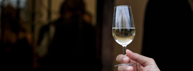En qué se diferencian el fino y la manzanilla: todo lo que hay que saber sobre estos vinos andaluces