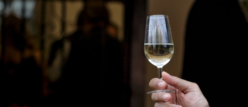 En qué se diferencian el fino y la manzanilla: todo lo que hay que saber sobre estos vinos andaluces
