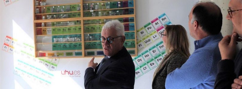 La Universidad de Huelva instala una tabla periódica gigante