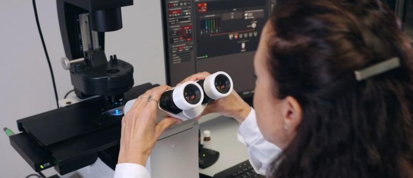El CSIC patenta un dispositivo para evitar infecciones oculares en el uso de microscopios